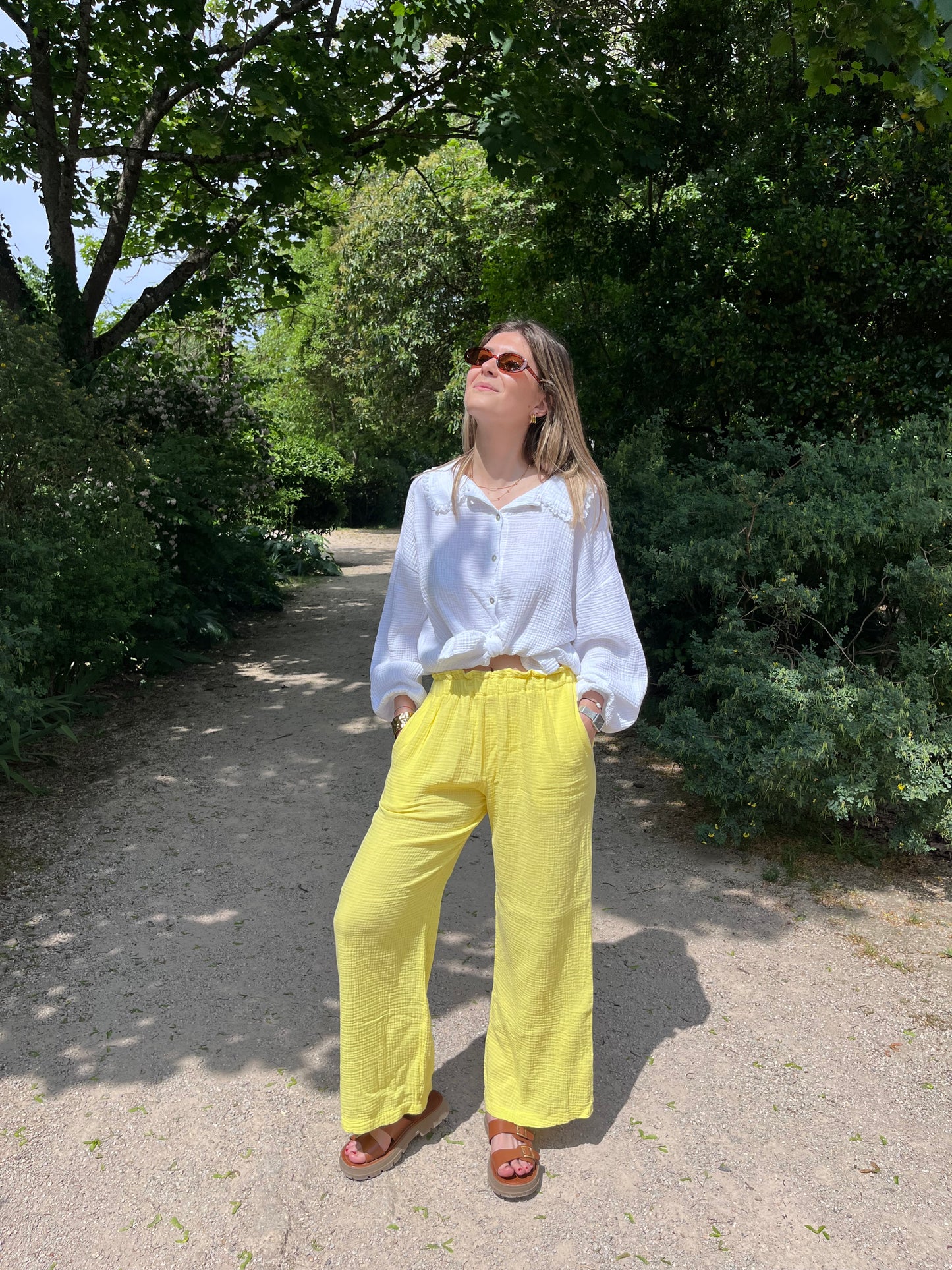 Pantalon à jambes larges pour femme de couleur jaune en gaze de coton avec deux poches sur le côté 