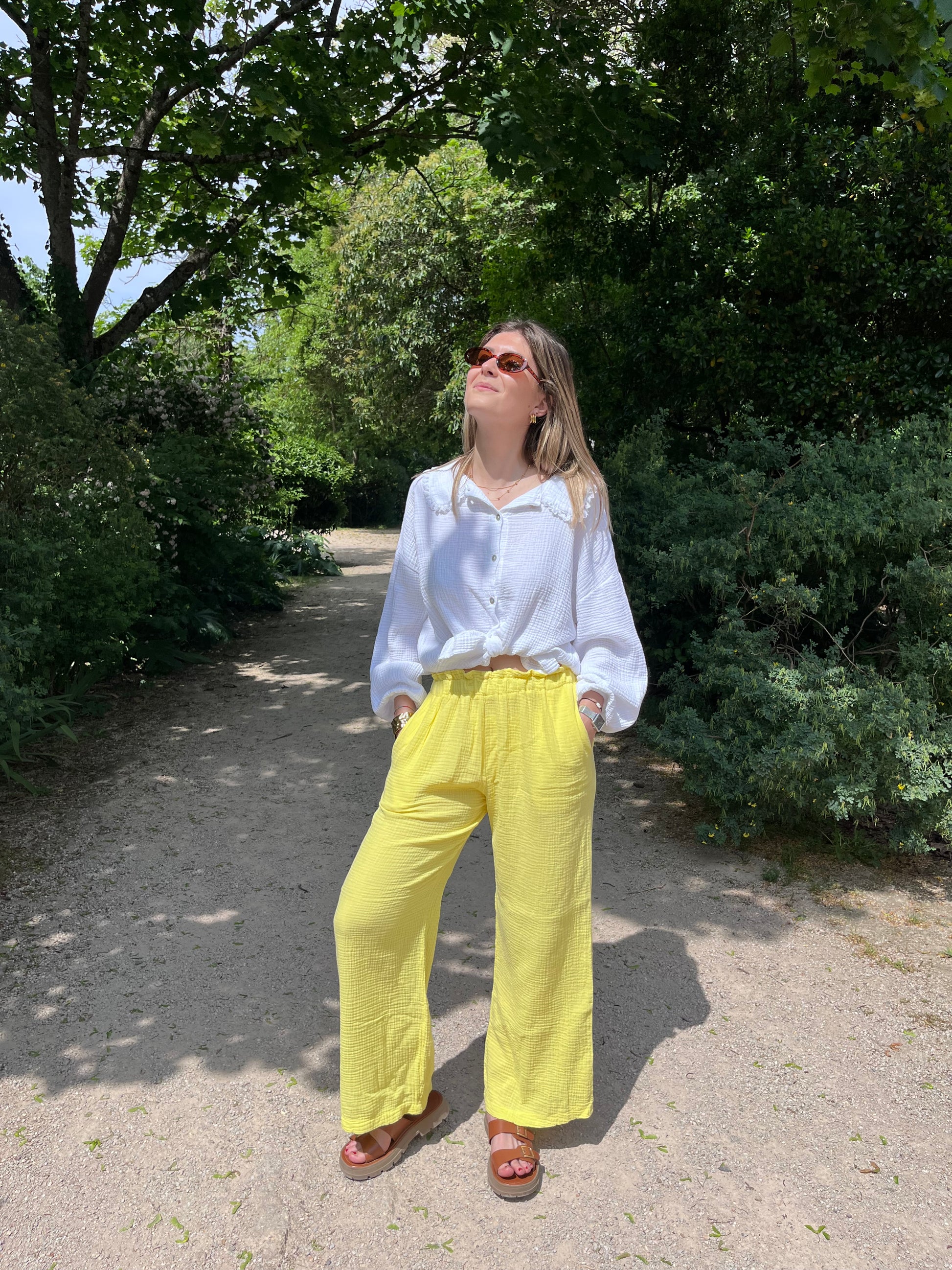 Pantalon à jambes larges pour femme de couleur jaune en gaze de coton avec deux poches sur le côté 
