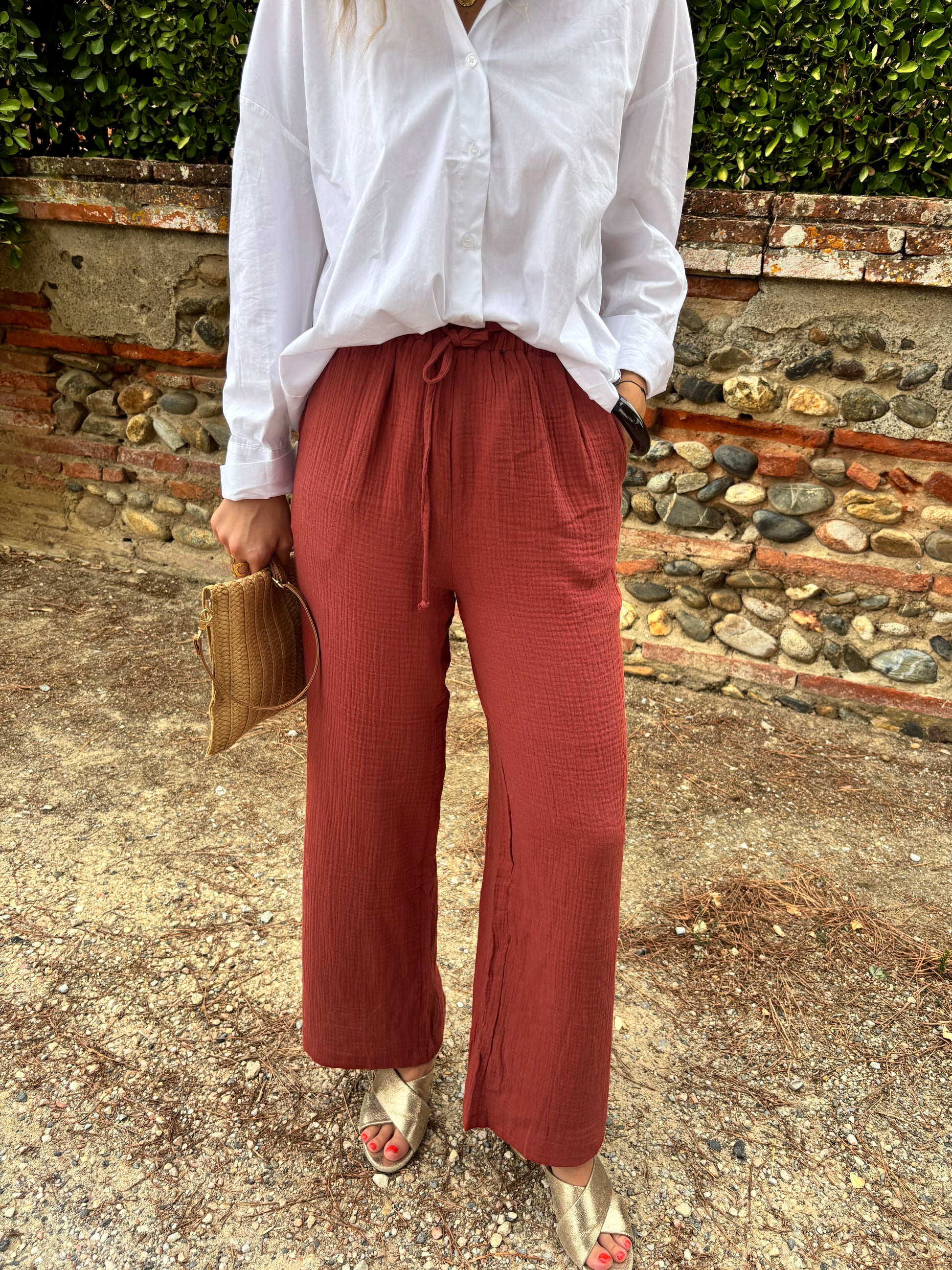 pantalon pour femme leger et tendance de couleur roiille avec deux poches sur le coté