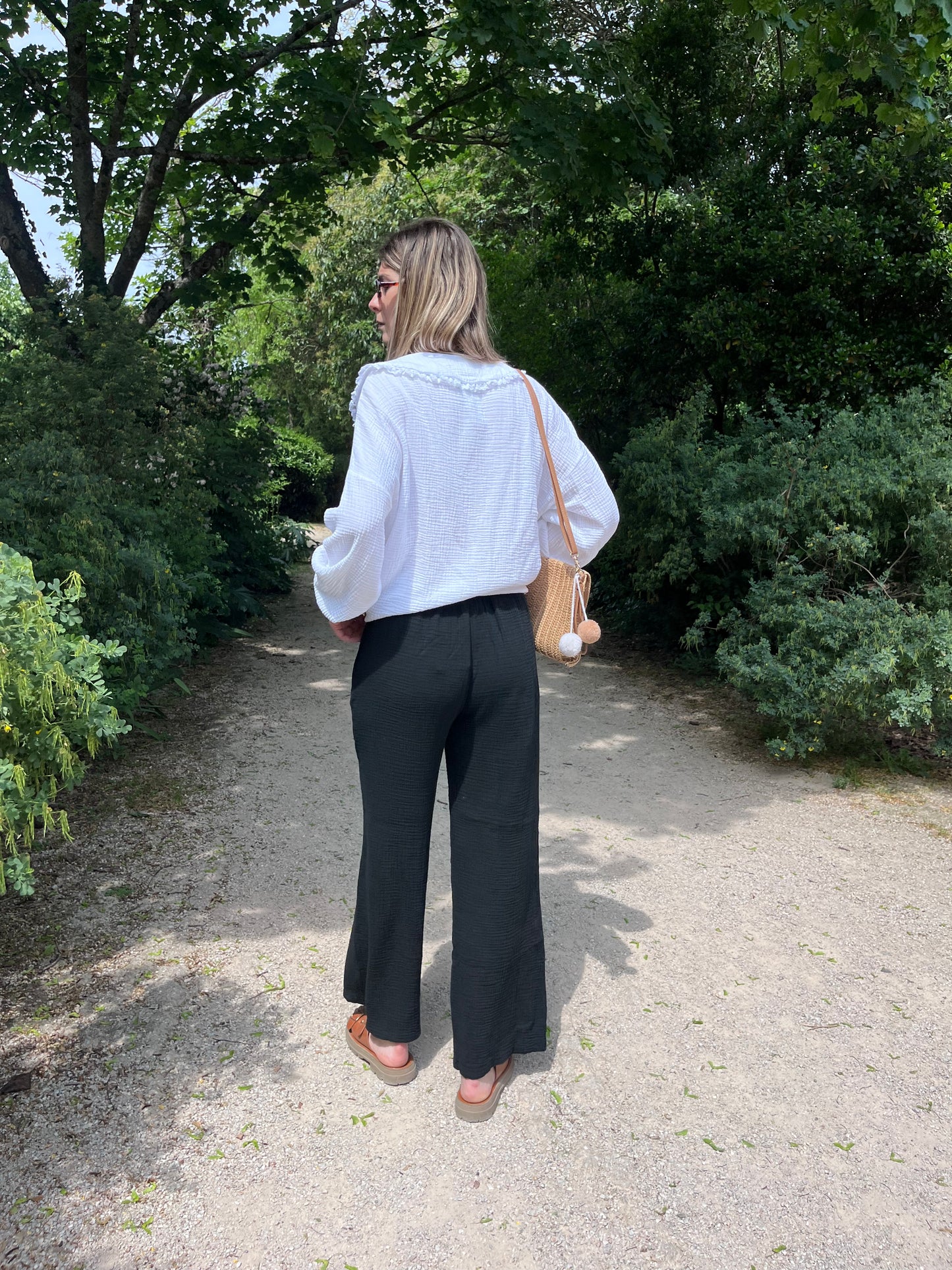 Adopte le pantalon en gaze de coton noir : léger, confortable et ultra tendance. Sa coupe fluide allonge la silhouette et s’adapte à toutes les occasions, du quotidien aux vacances.