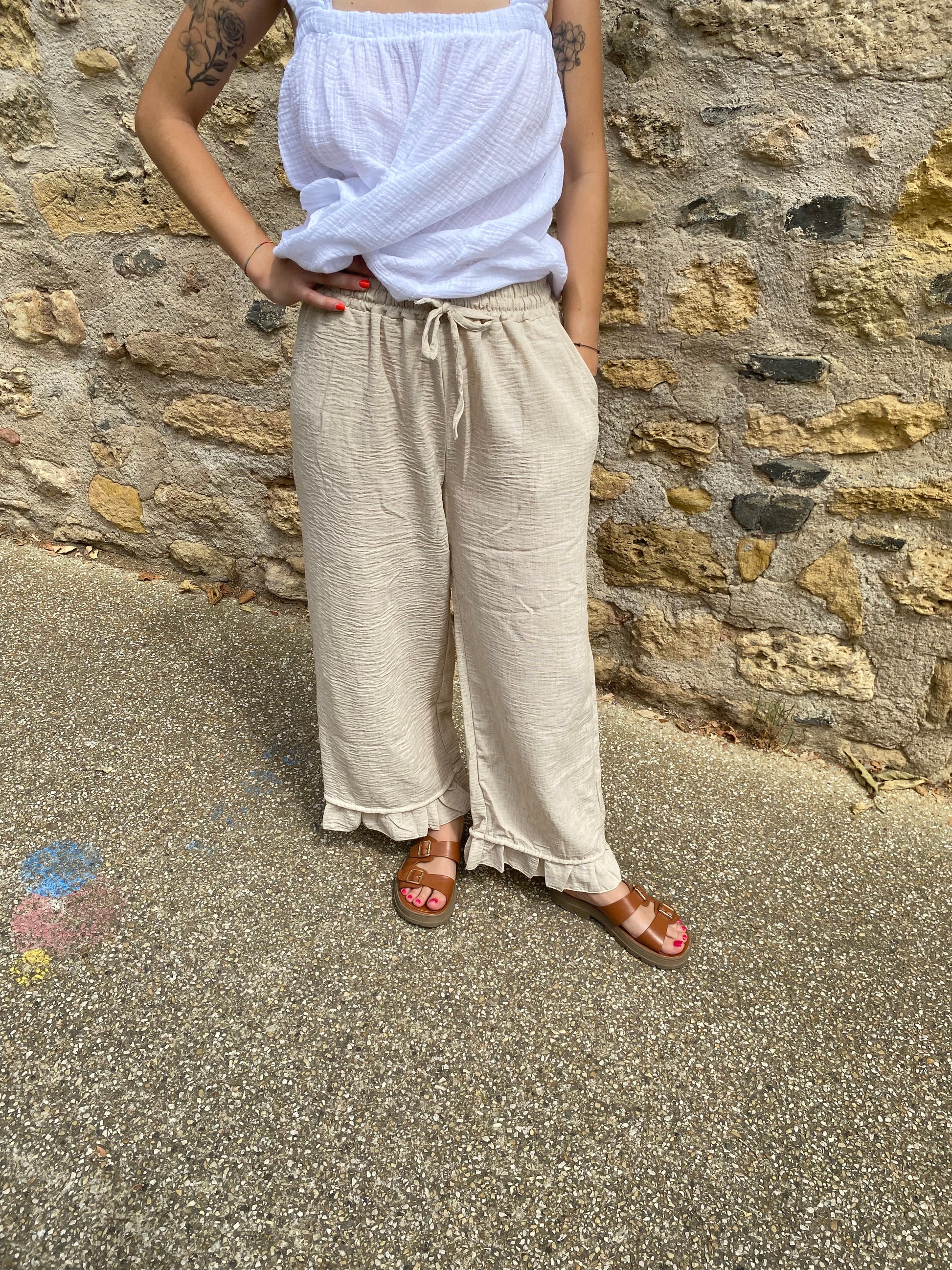 pantalon beige tendance pour femme avec bas du pantalon raffiné hyper elegant 