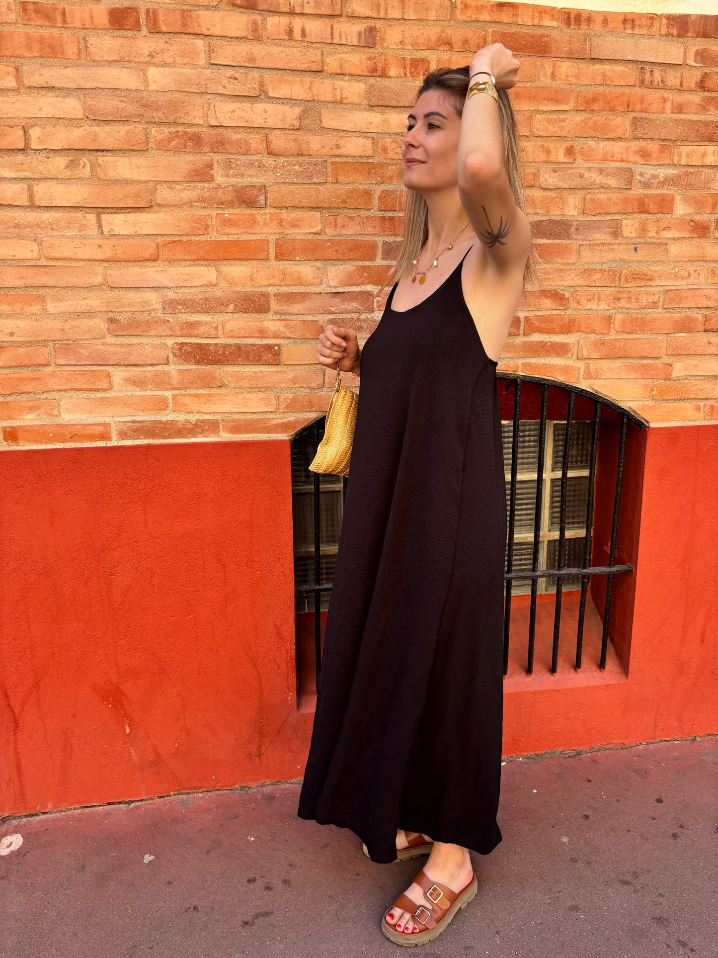 robe elegante de couleur noir pour femme et adolescente taille unique avec elastique dans le dos