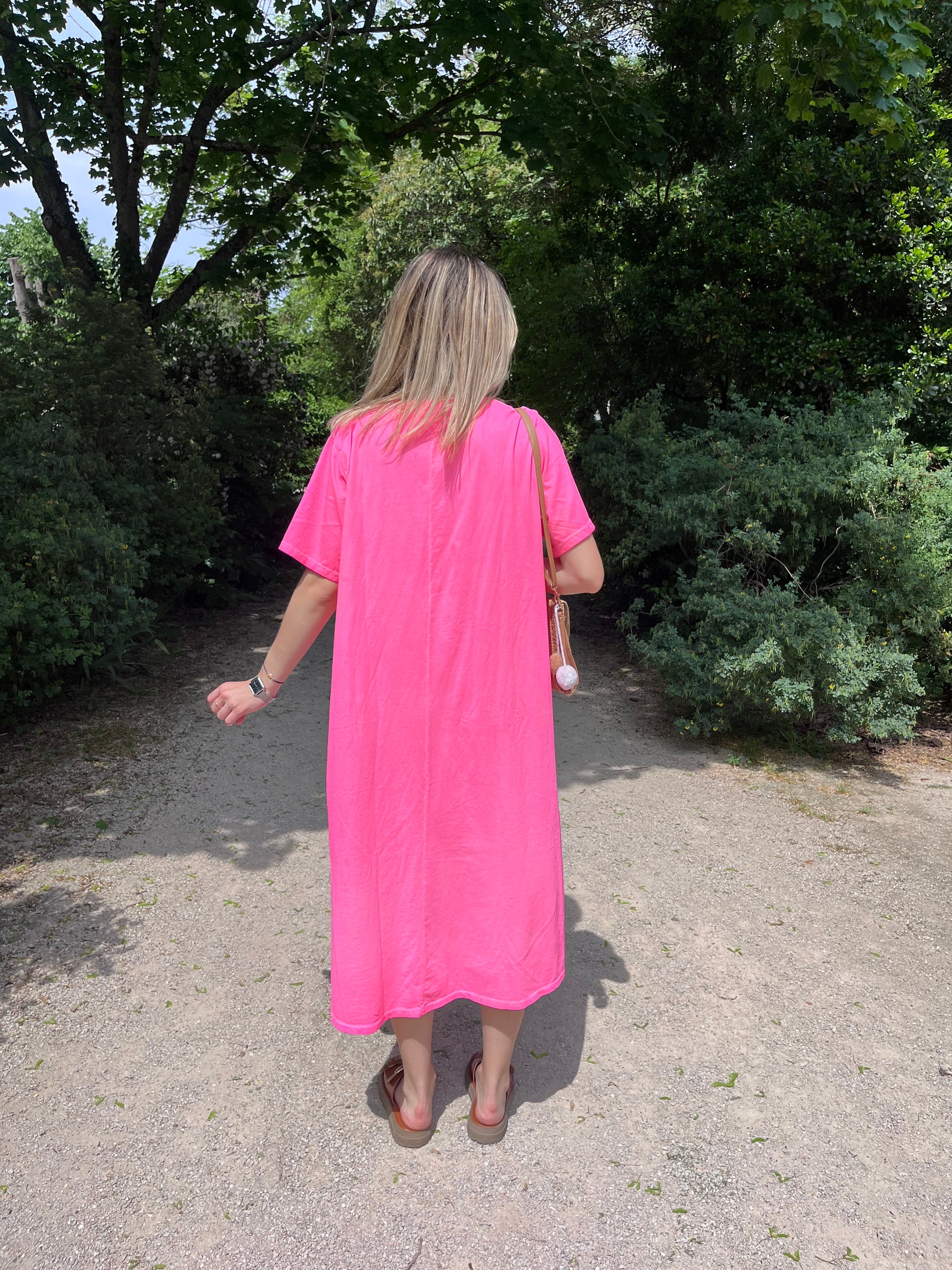 La robe parfaite pour l’été : longue, légère et rose fluo pour un style vibrant et féminin.