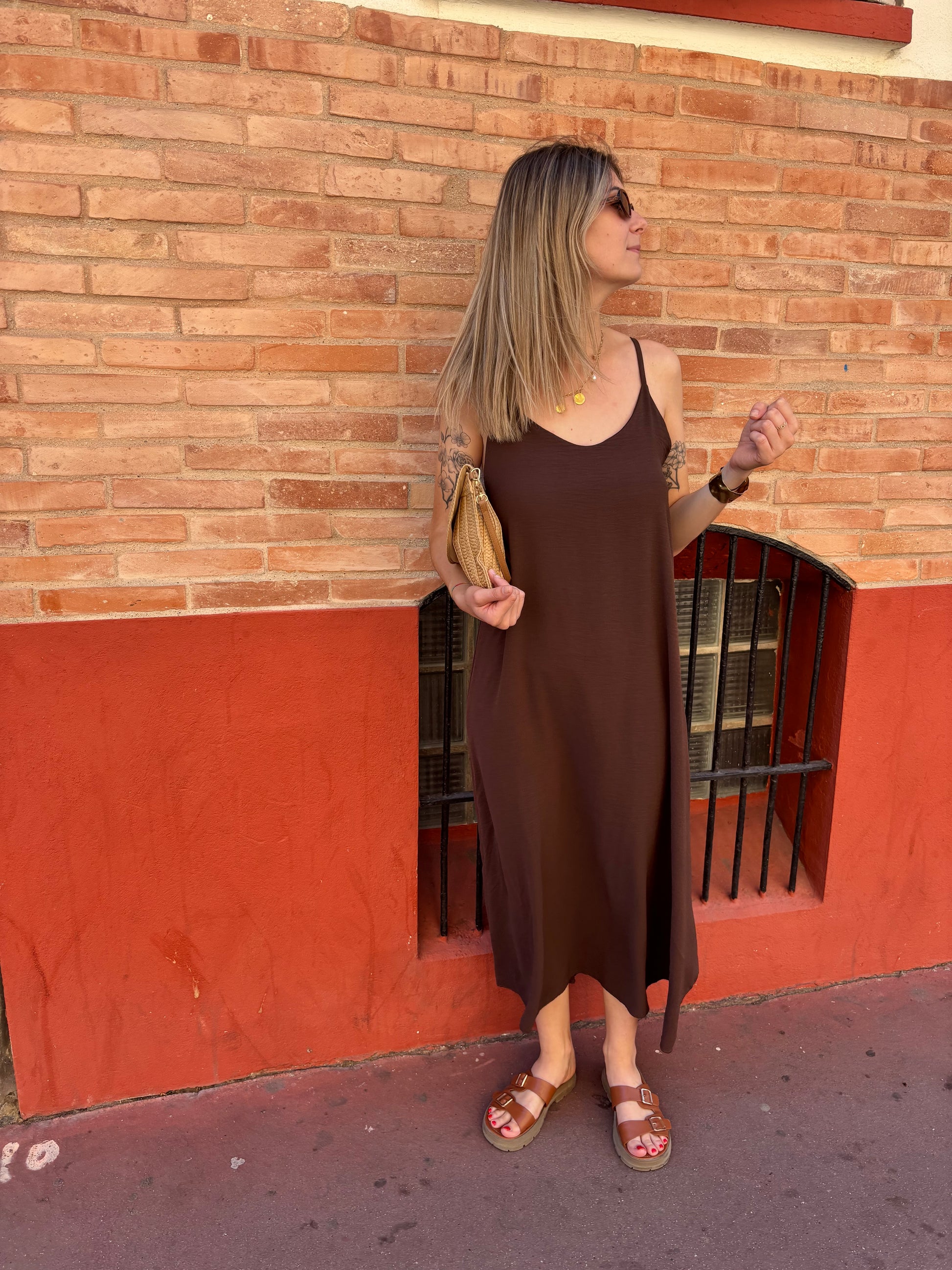 robe pour femme a fines bretelles croisés dans le dos hyper tendance et confortable