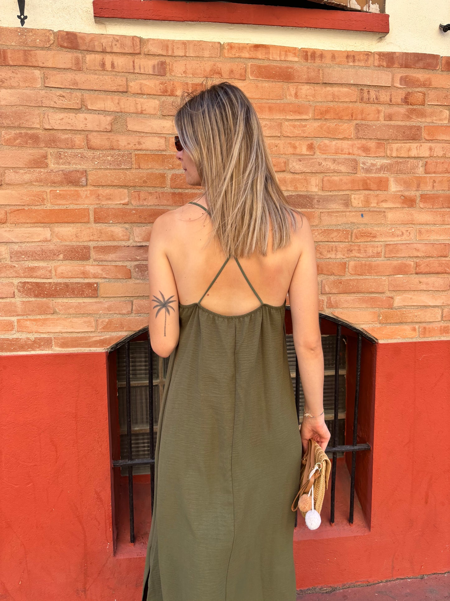 robe de couleur kaki avec fines bretelles croisés dans le dos