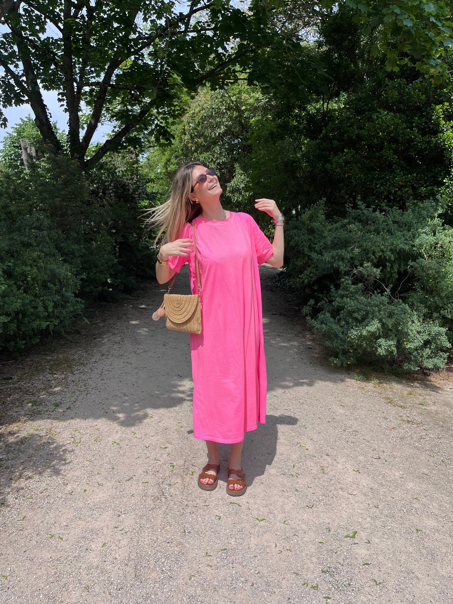 Robe longue femme rose fluo, parfaite pour illuminer tes looks d’été avec style et légèreté.