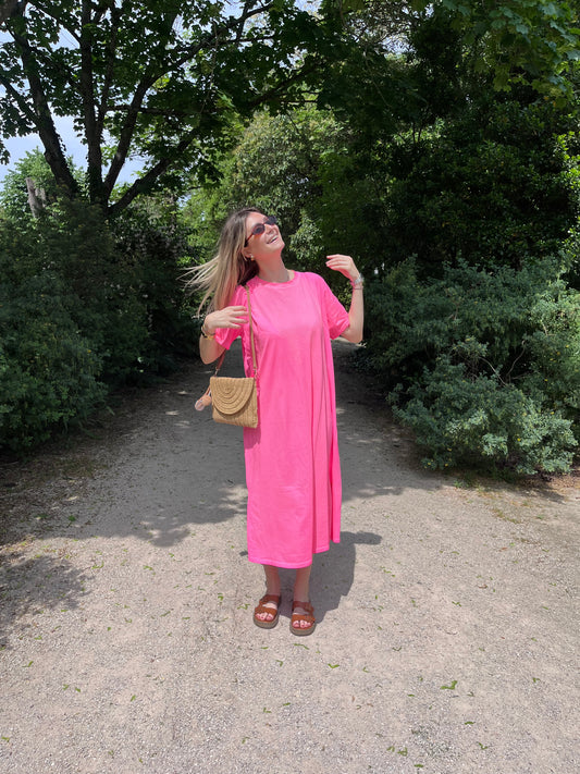 Robe longue femme rose fluo, parfaite pour illuminer tes looks d’été avec style et légèreté.