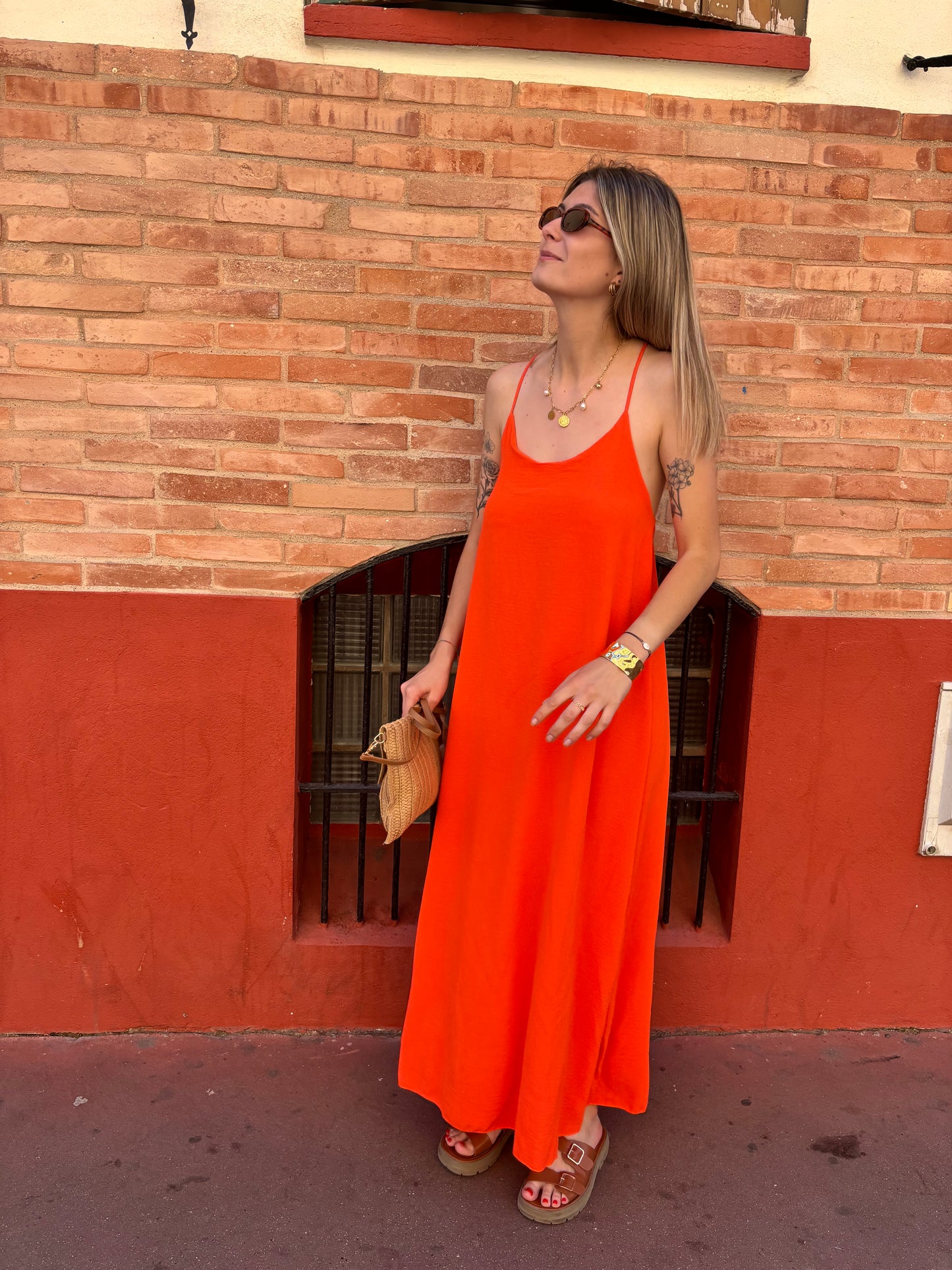 robe pour femme de couleur orange a fines bretelles avec fentes sur le coté
