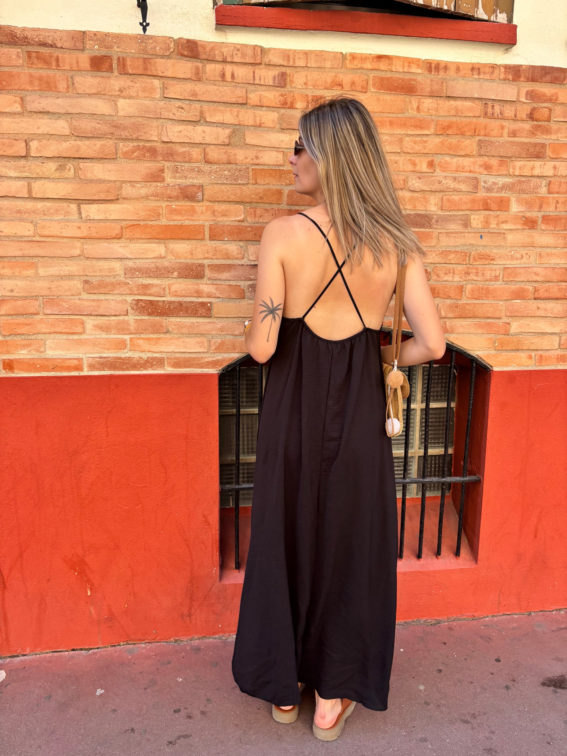 robe femme a fines bretelles de couleur noir hyper agreable a porter