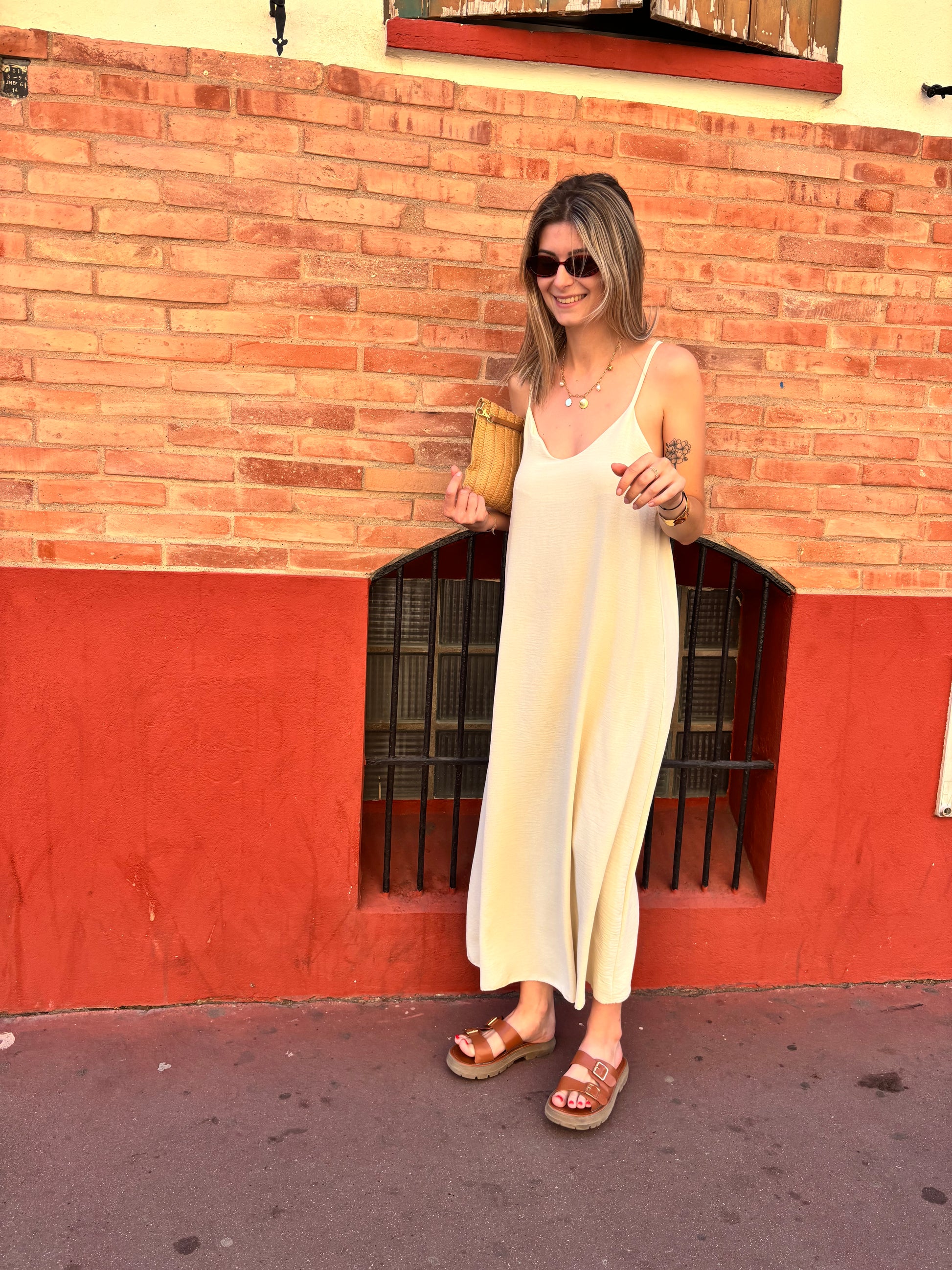 robe pour femme de couleur beige taille unique avec perles dans le dos