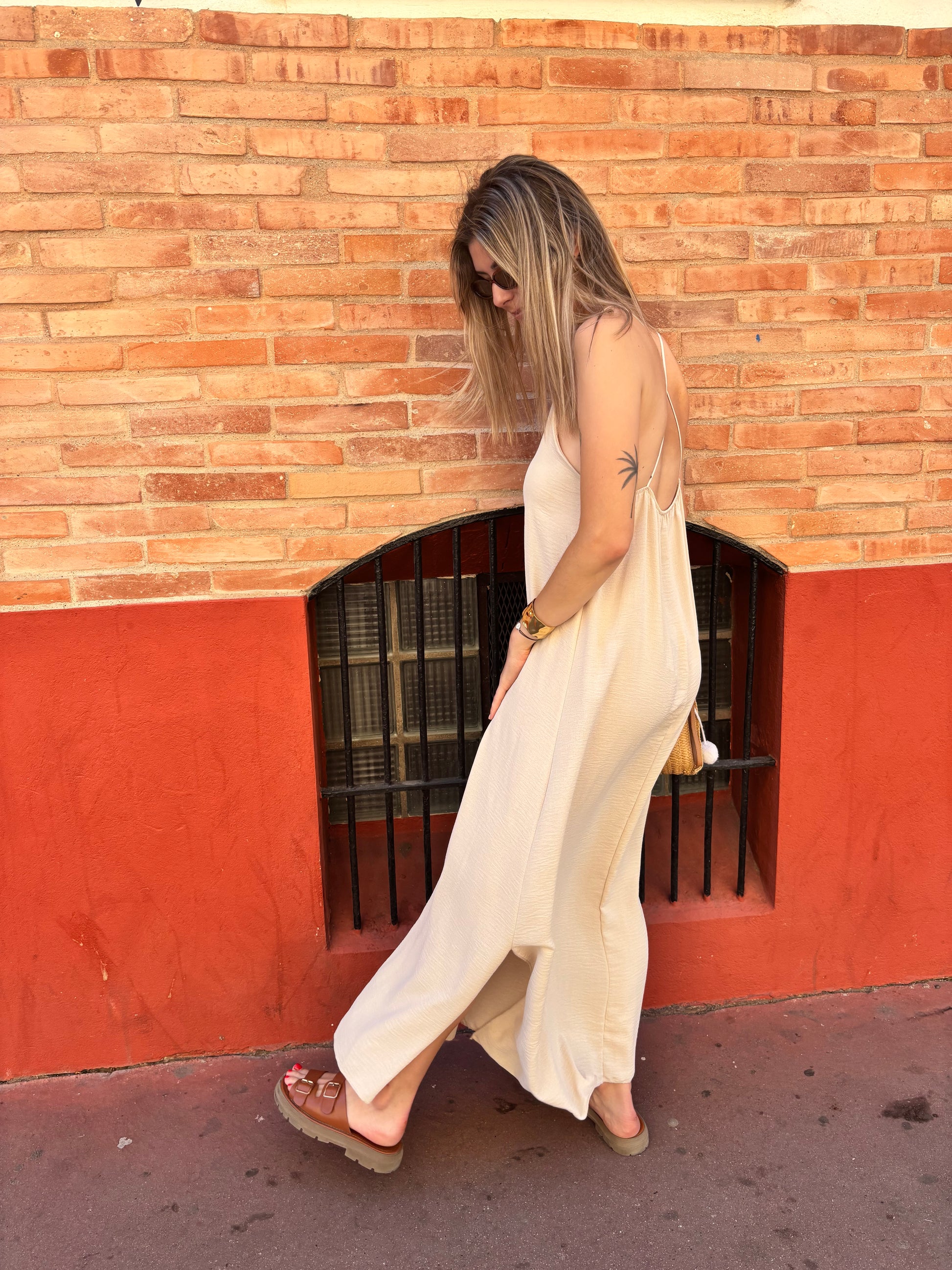 robe femme longue de couleur beige a fines bretelles 