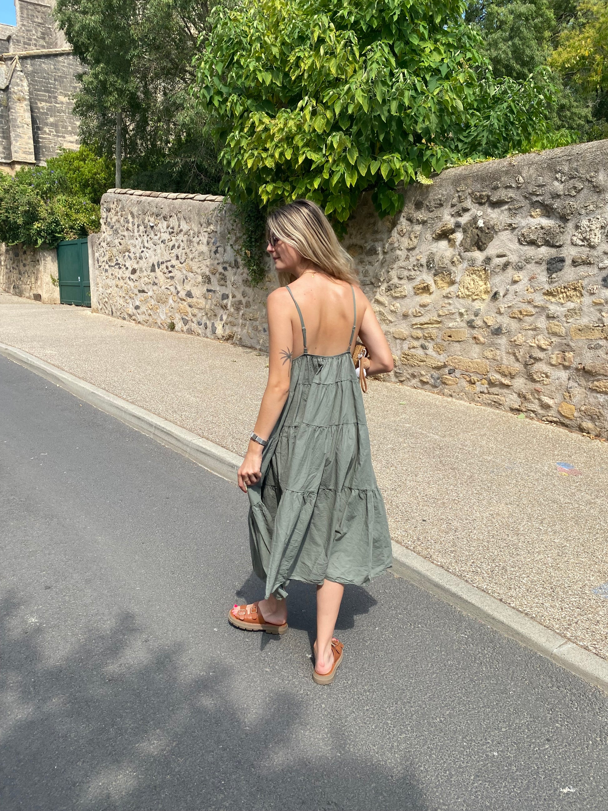 robe longue femme de couleur kaki avec broche soleil et bretelles reglables 