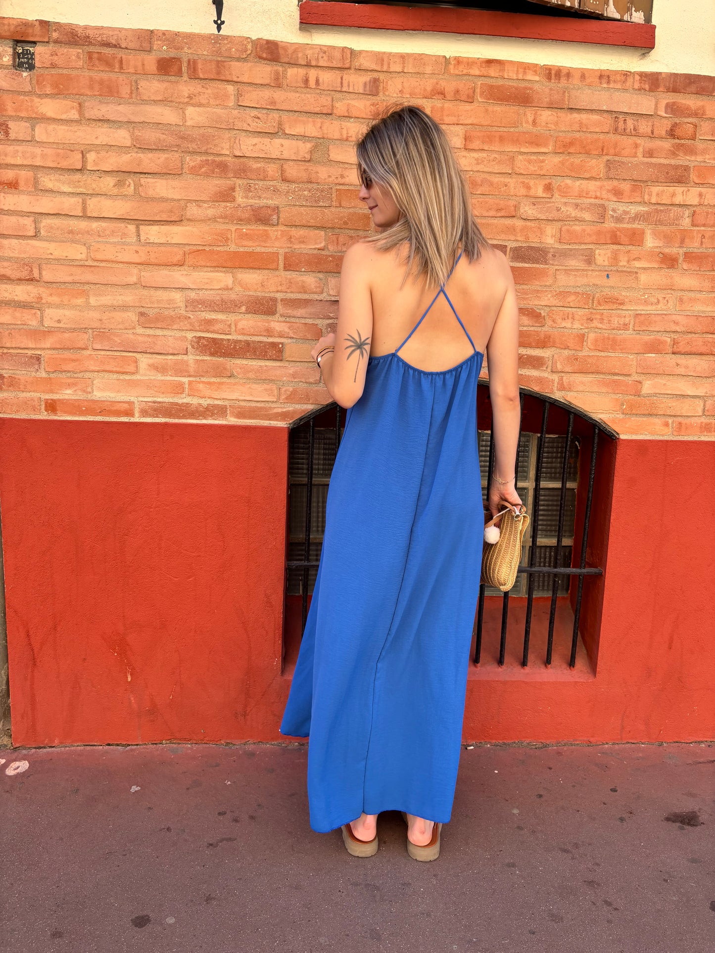robe pour femme avec bretelles croisé dans le dos hyper tendance de couleur bleu roi