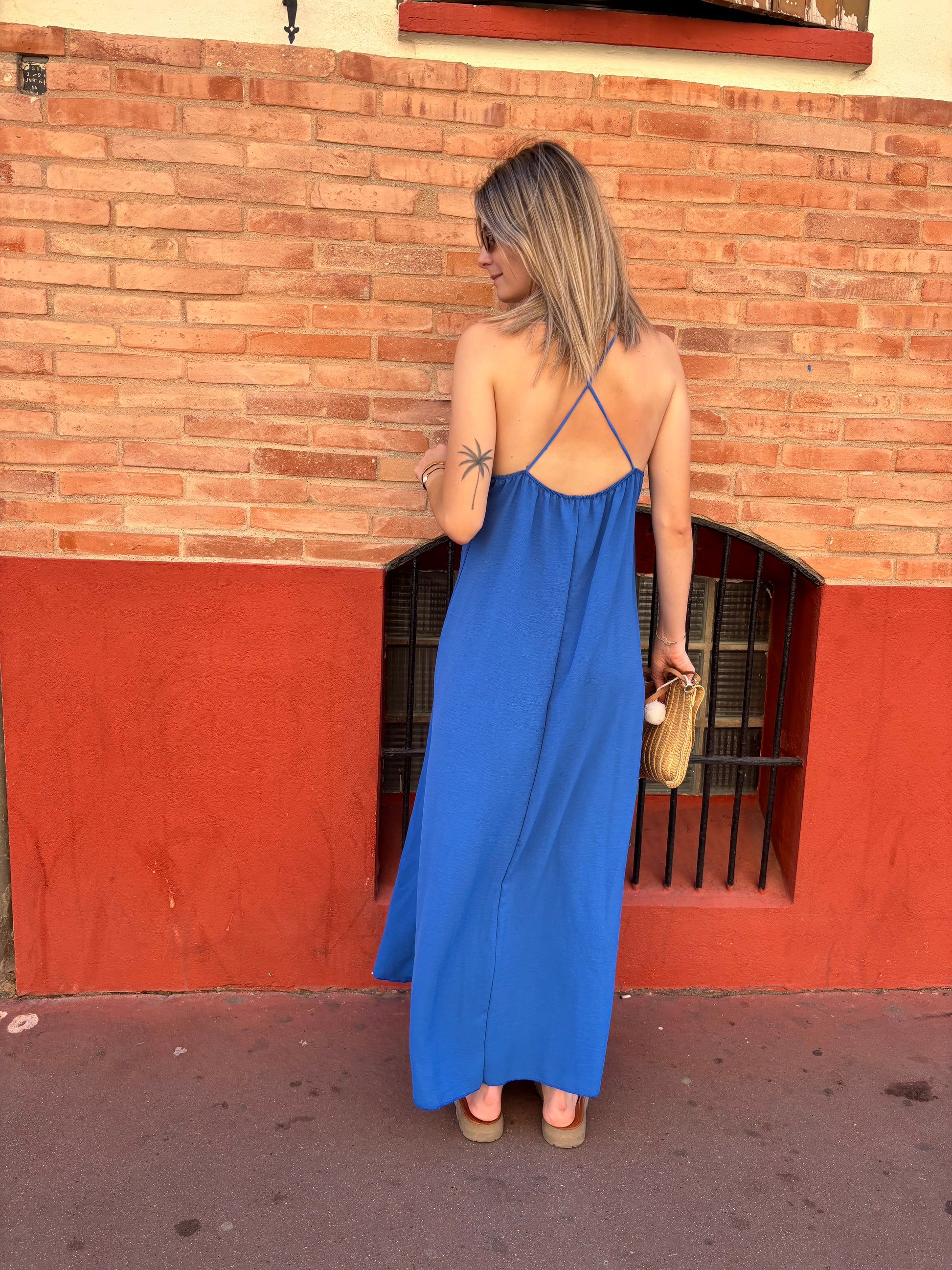 robe pour femme avec bretelles croisé dans le dos hyper tendance de couleur bleu roi