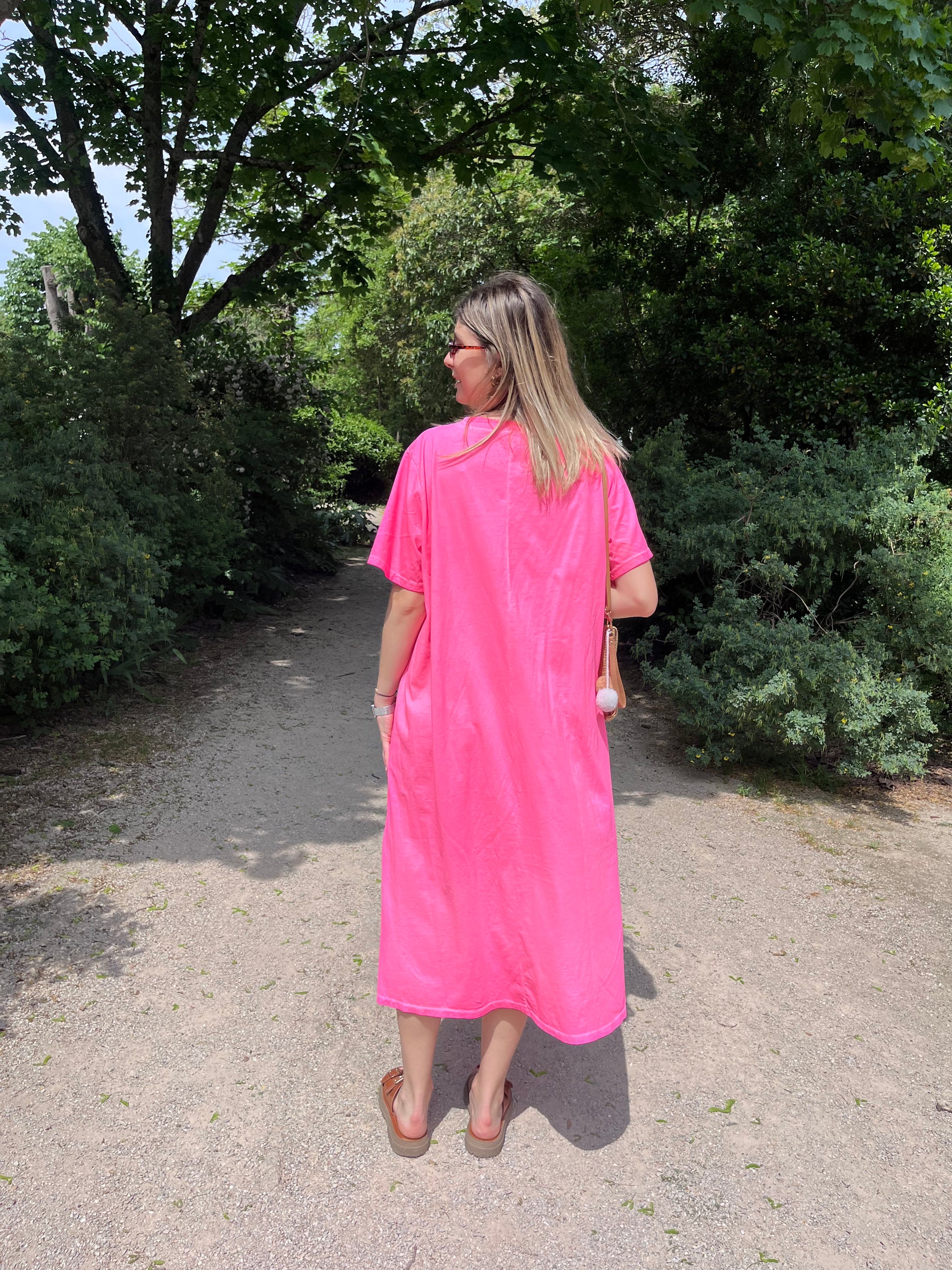 Robe longue d’été rose fluo, fluide et lumineuse pour un look frais et remarqué.