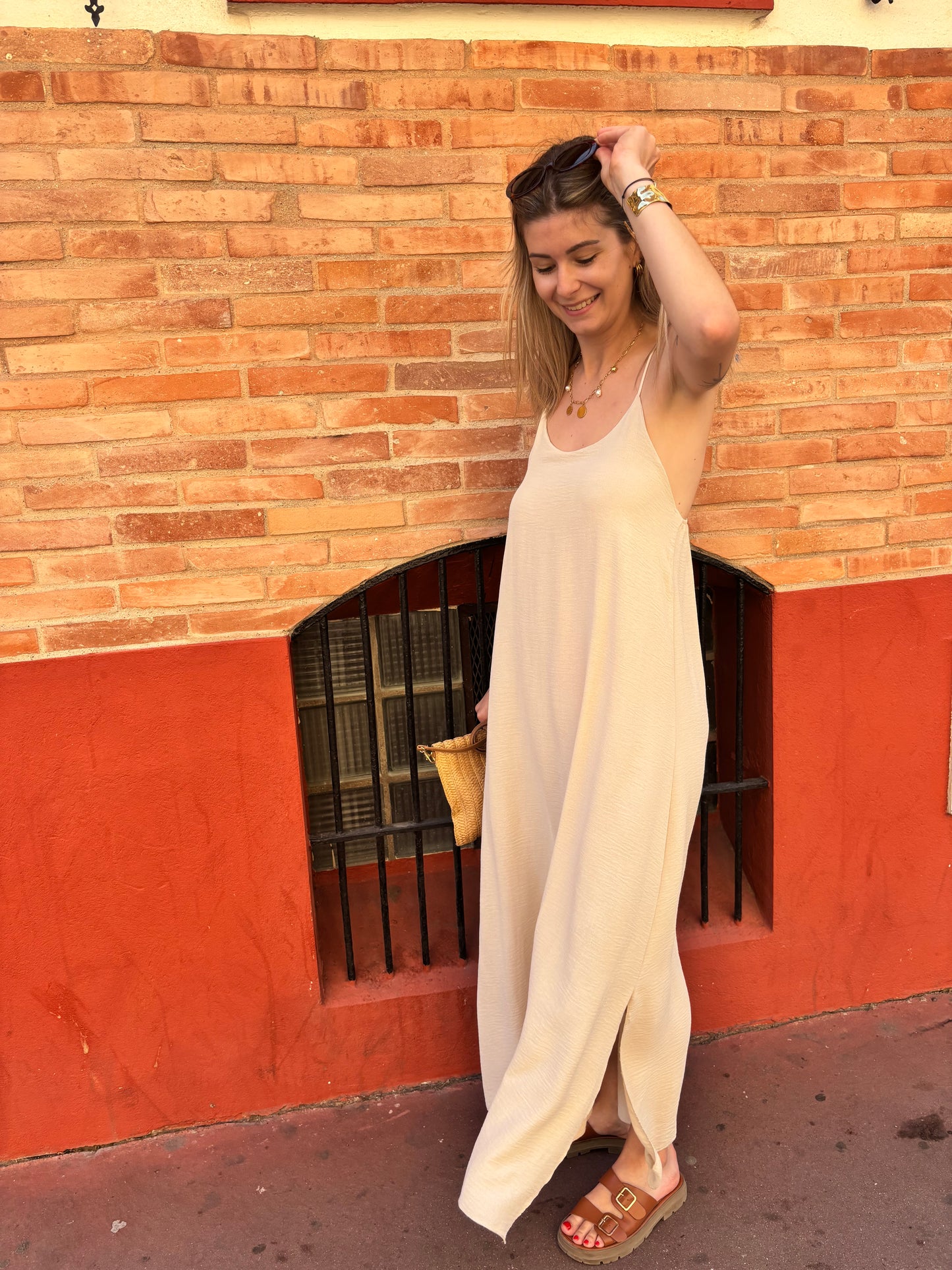 robe femme de couleur beige dos avec fines bretelles