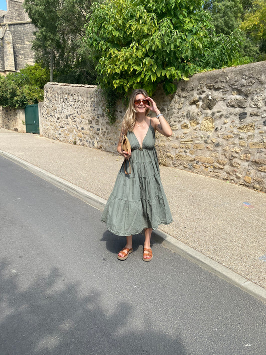 robe longue de couleur kaki pour femme avec broche sur le devant en forme de soleil doré