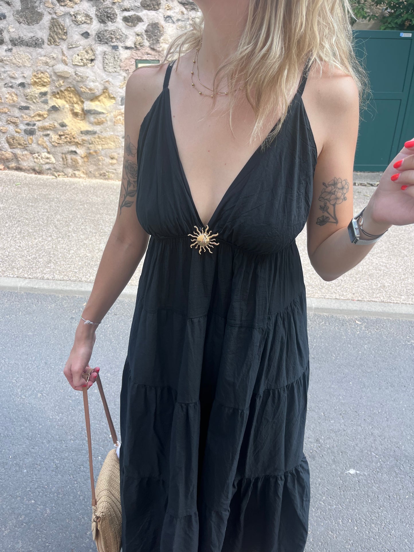 robe longue femme avec broche soleil sur le devant de couleur or 