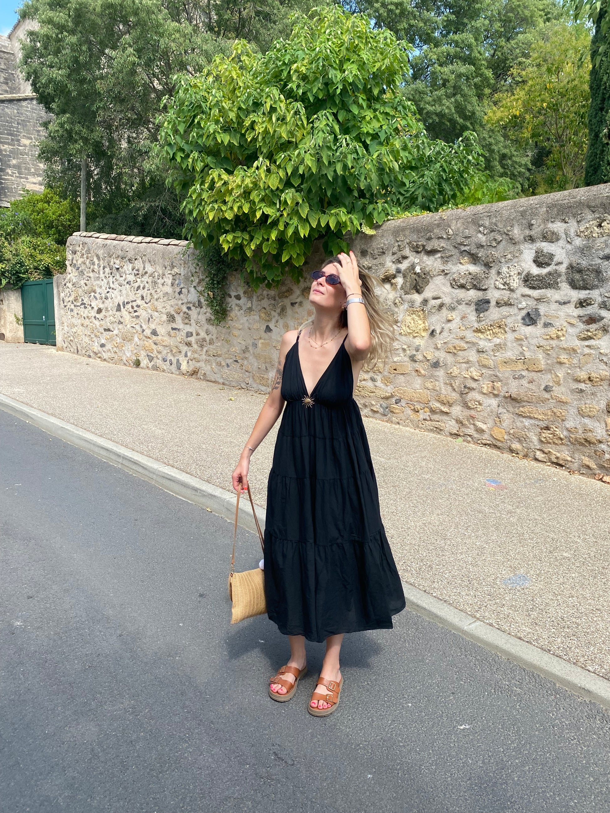 robe fluide femme tendance de couleur noir longue et évasé