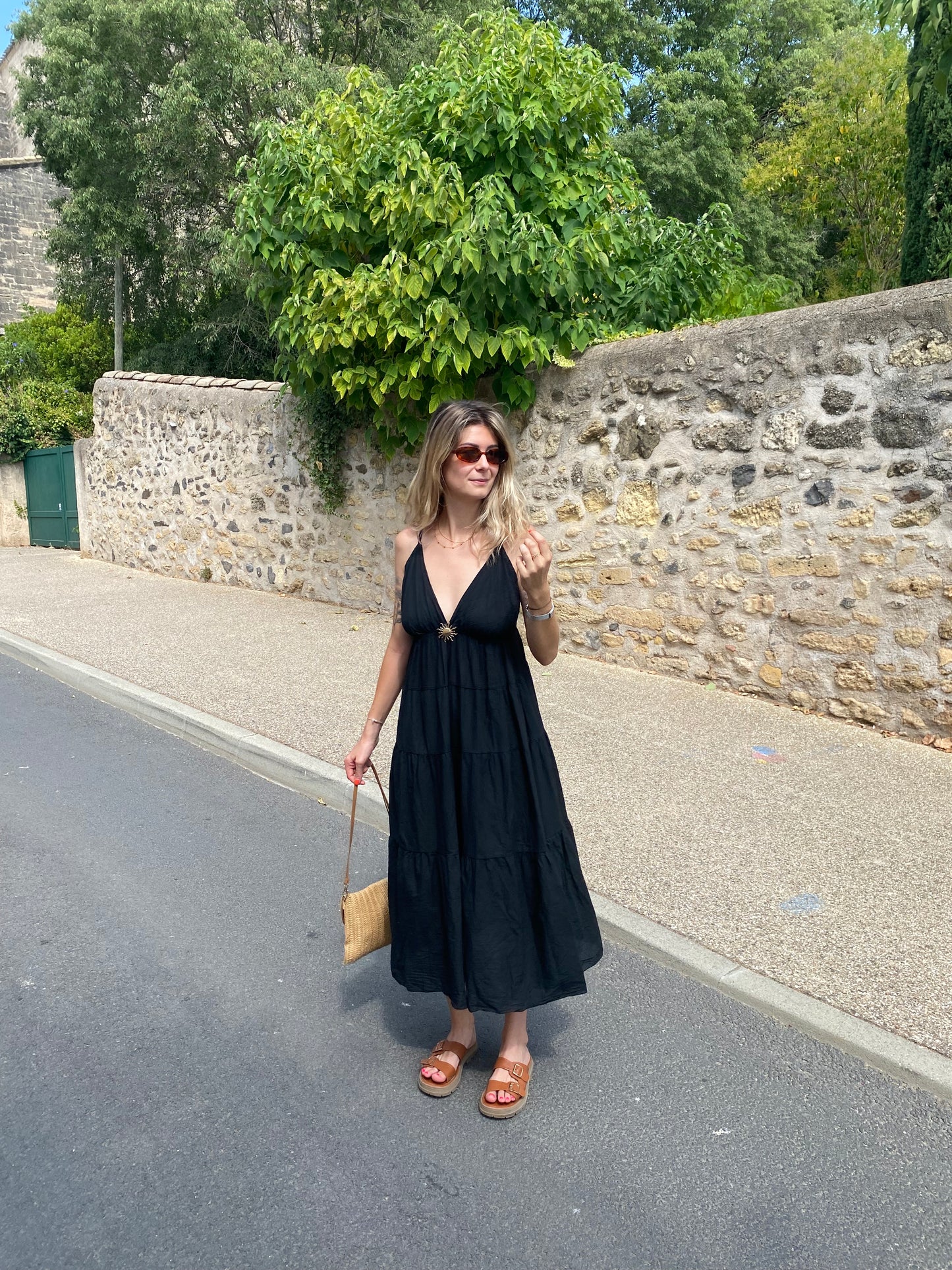 robe longue noir femme avec broche doré sur le devanr en forme de soleil