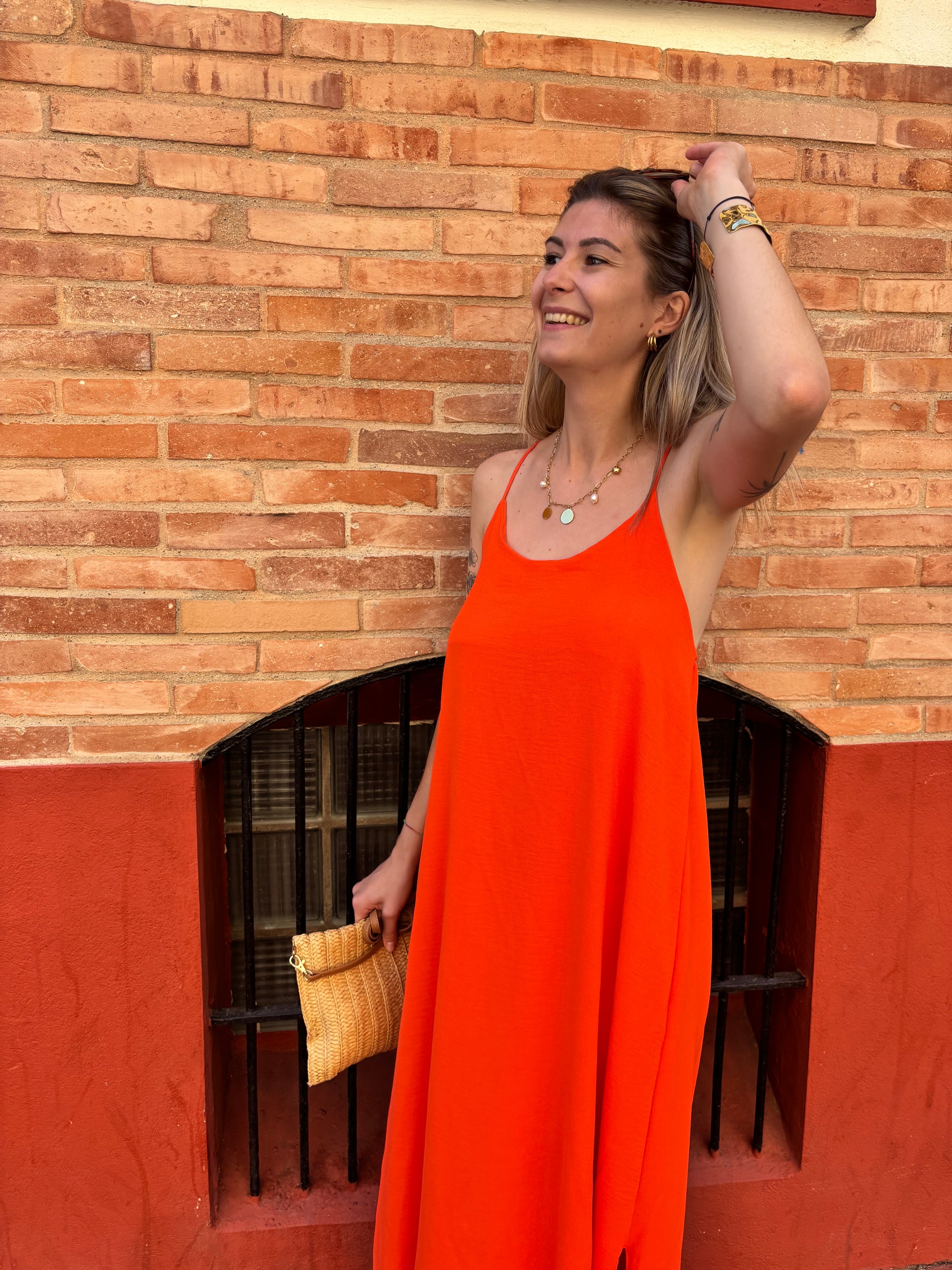 robe pour femme longue a fines bretelles de couleur orange hyper canon et tendance pour la saison