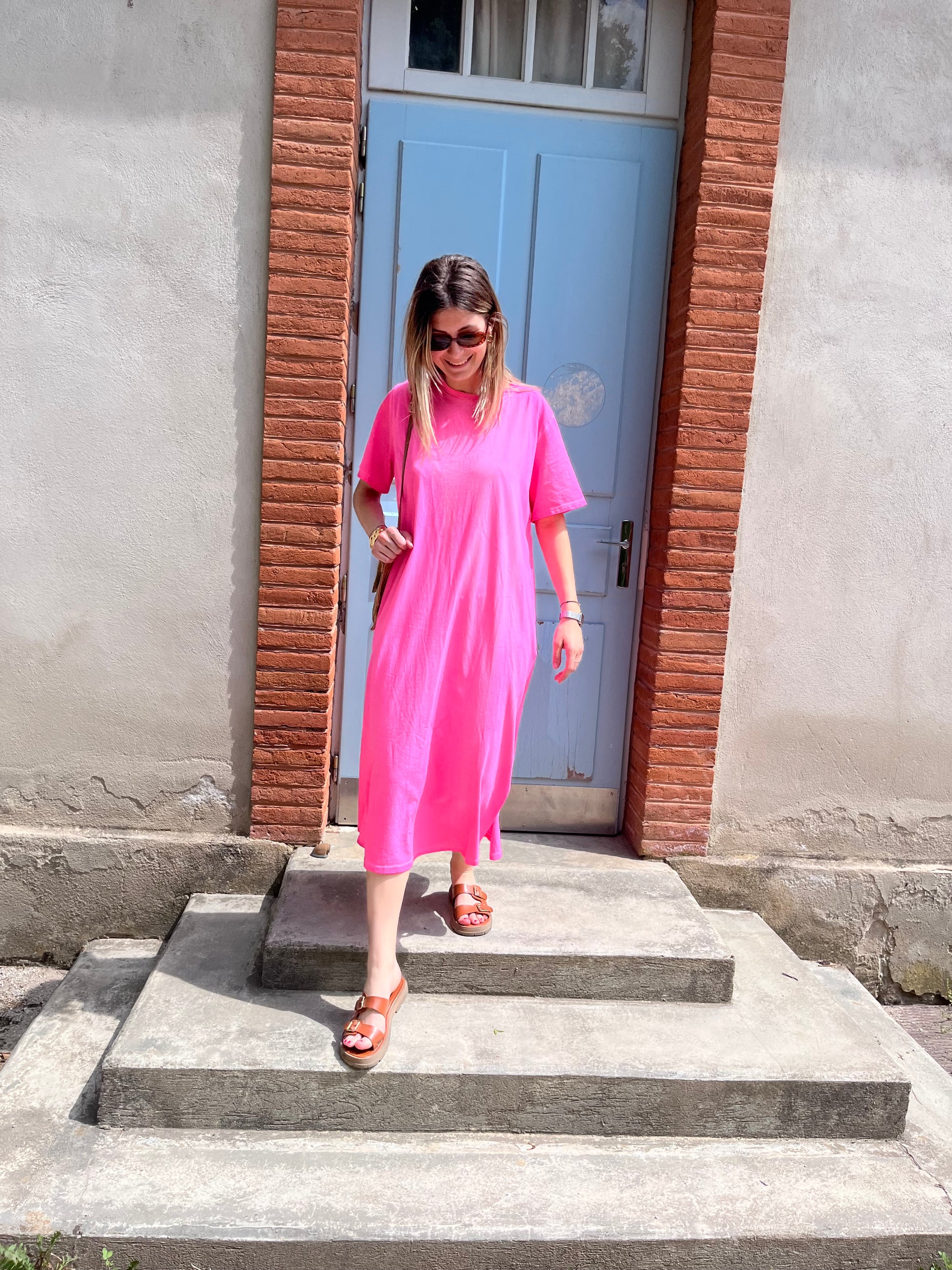 Ose la couleur avec cette robe longue rose fluo, une pièce forte pour un été plein de style.