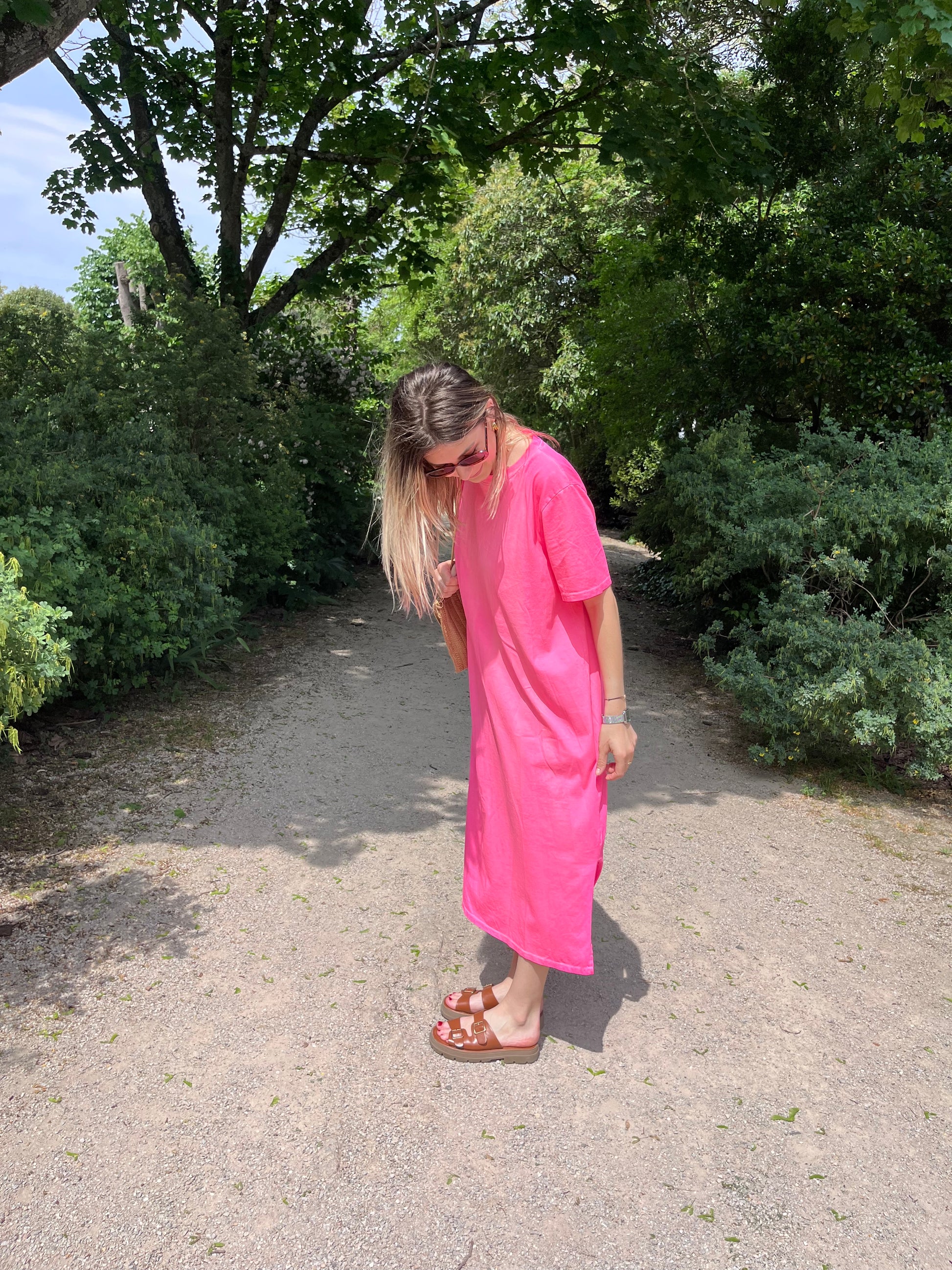 Affirme ton style avec cette robe longue rose fluo, idéale pour une allure estivale tendance et audacieuse.