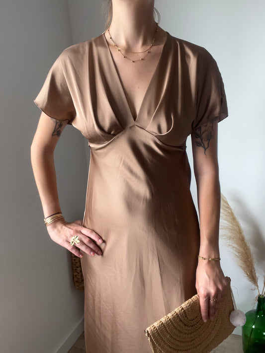 Robe très agréable à porter couleur satin marron