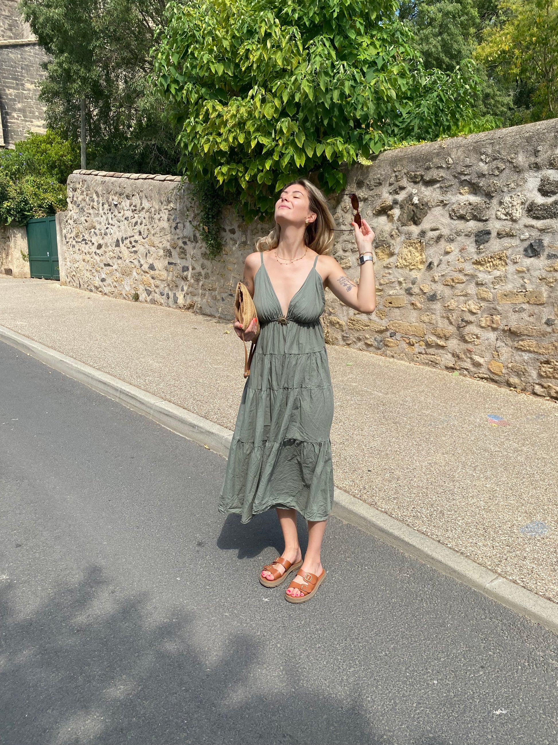 robe soleil doré sur le devant robe de couleur kaki longue et fluide pour femme 
