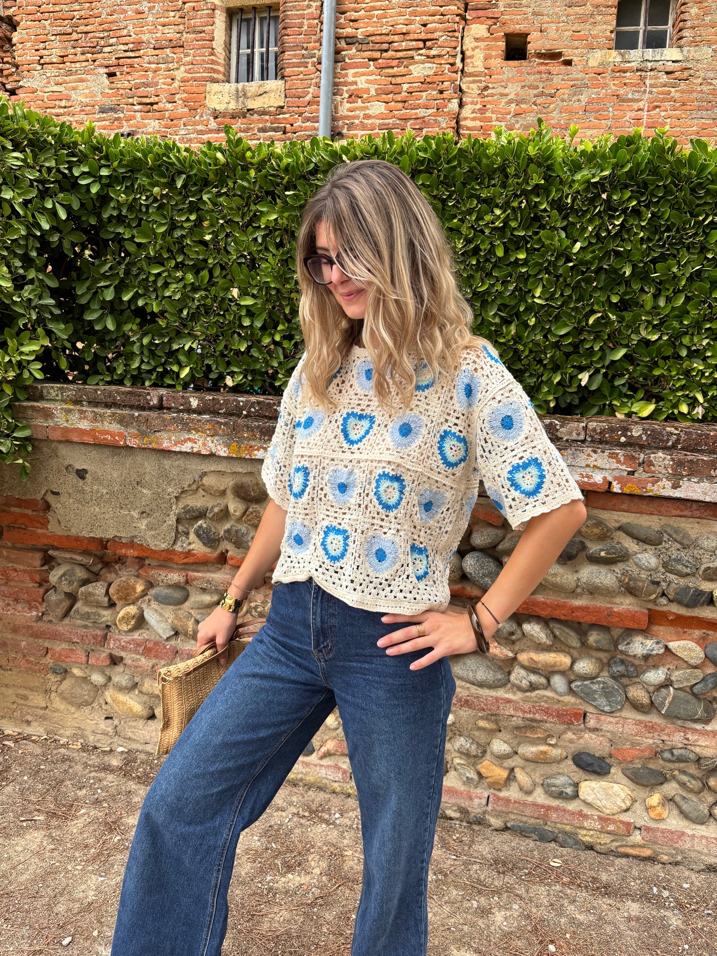 t-shirt en crochet pour femme de couleur ecru avec motifs coeur bleu