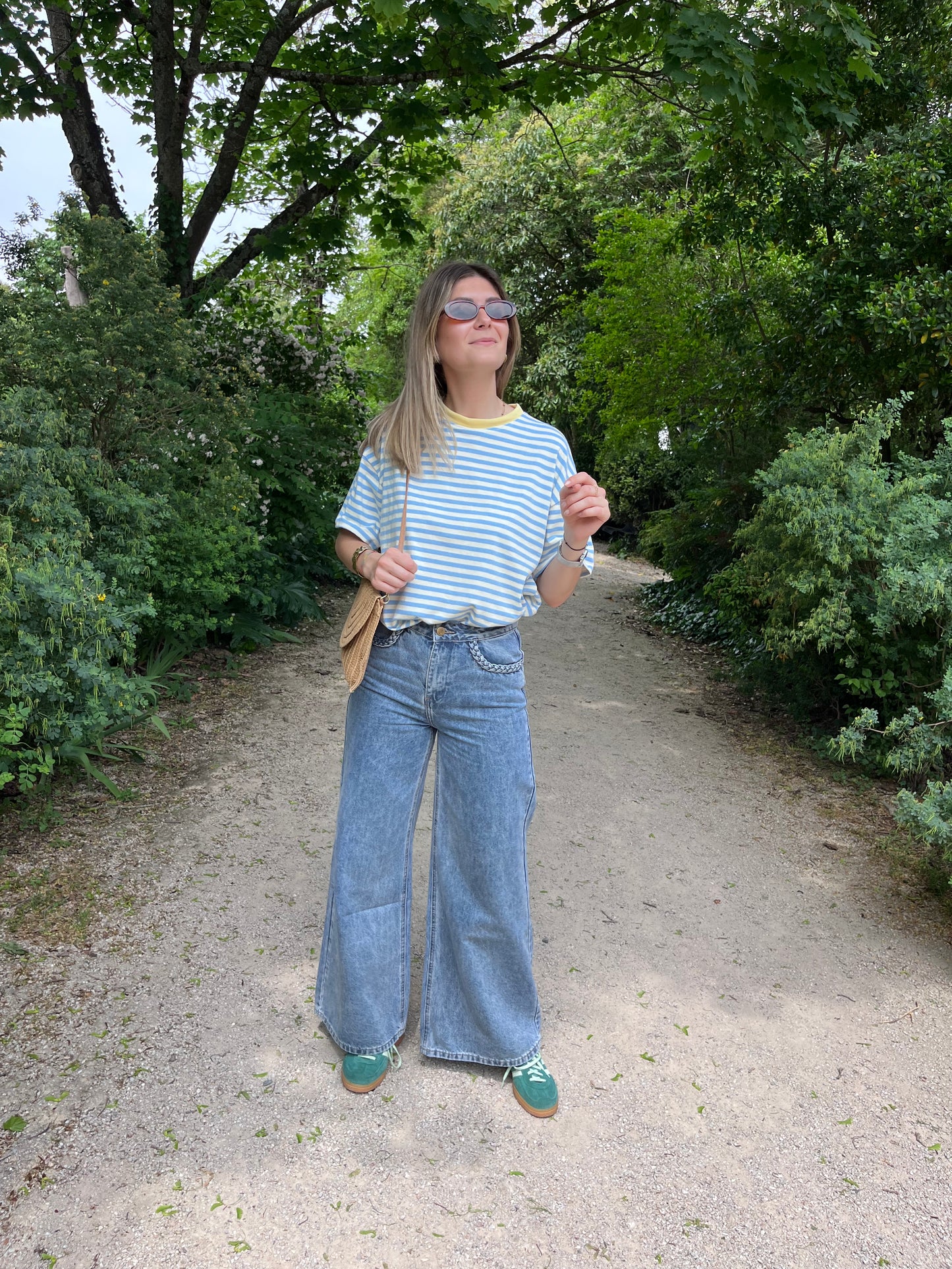 T-shirt femme en coton, rayures blanc et bleu et col jaune contrasté. Parfait pour un look casual et moderne.