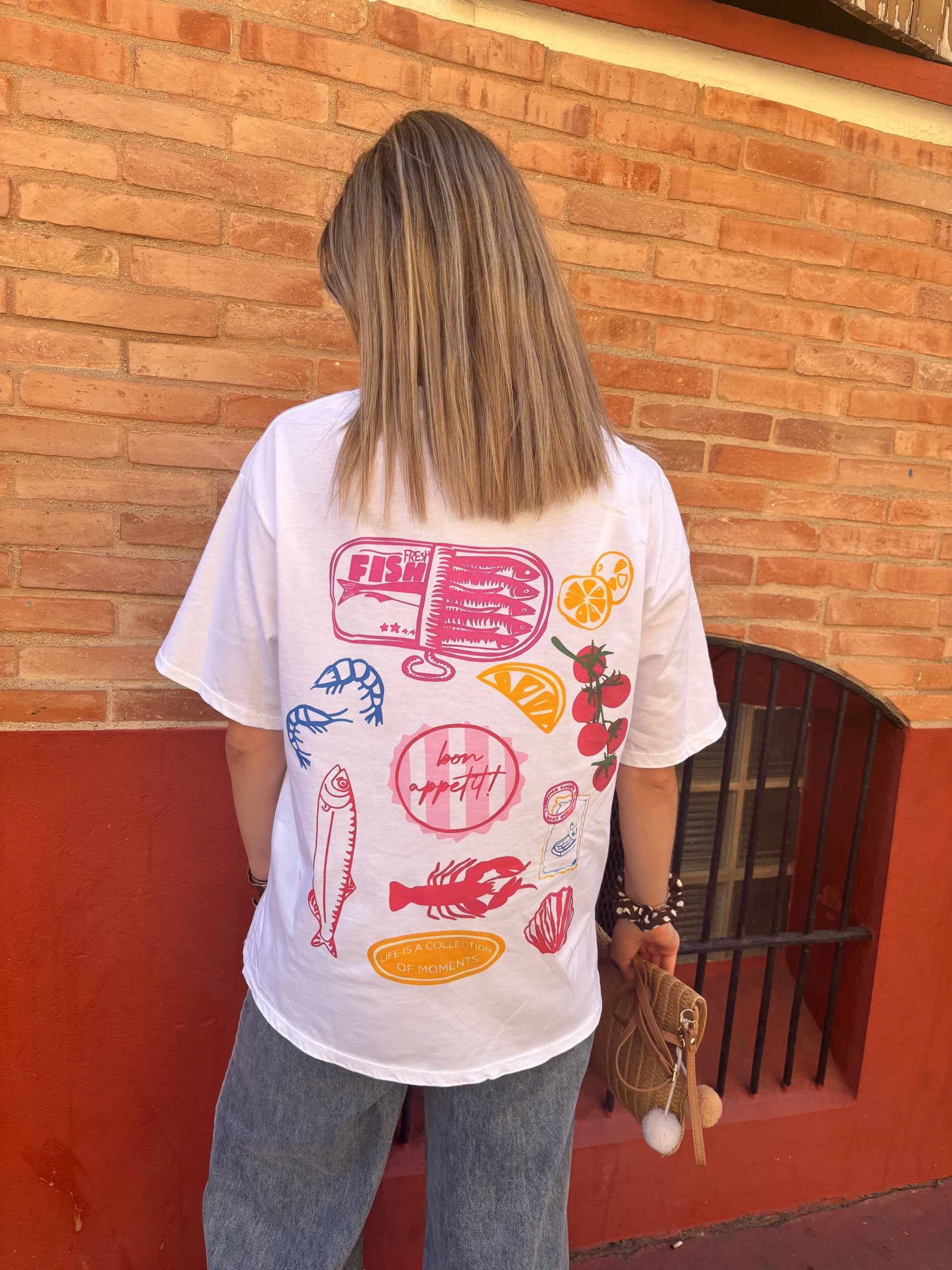 tshirt femme decontracté a motifs pour femme et adolescente de couleur blanc avec motifs colorés dans le dos