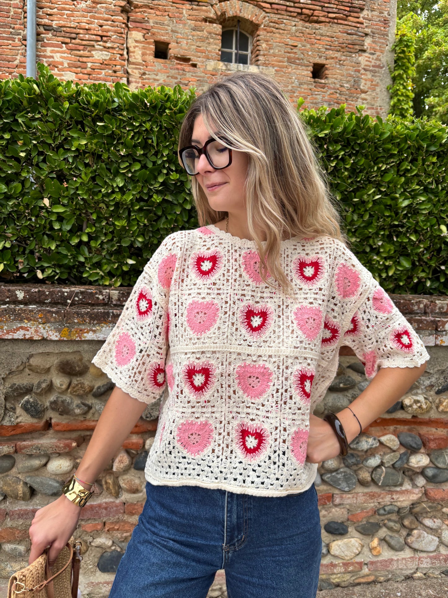 tshirt pour femme de couleur blanc avec motifs coeur de couleur rose sur le dessus