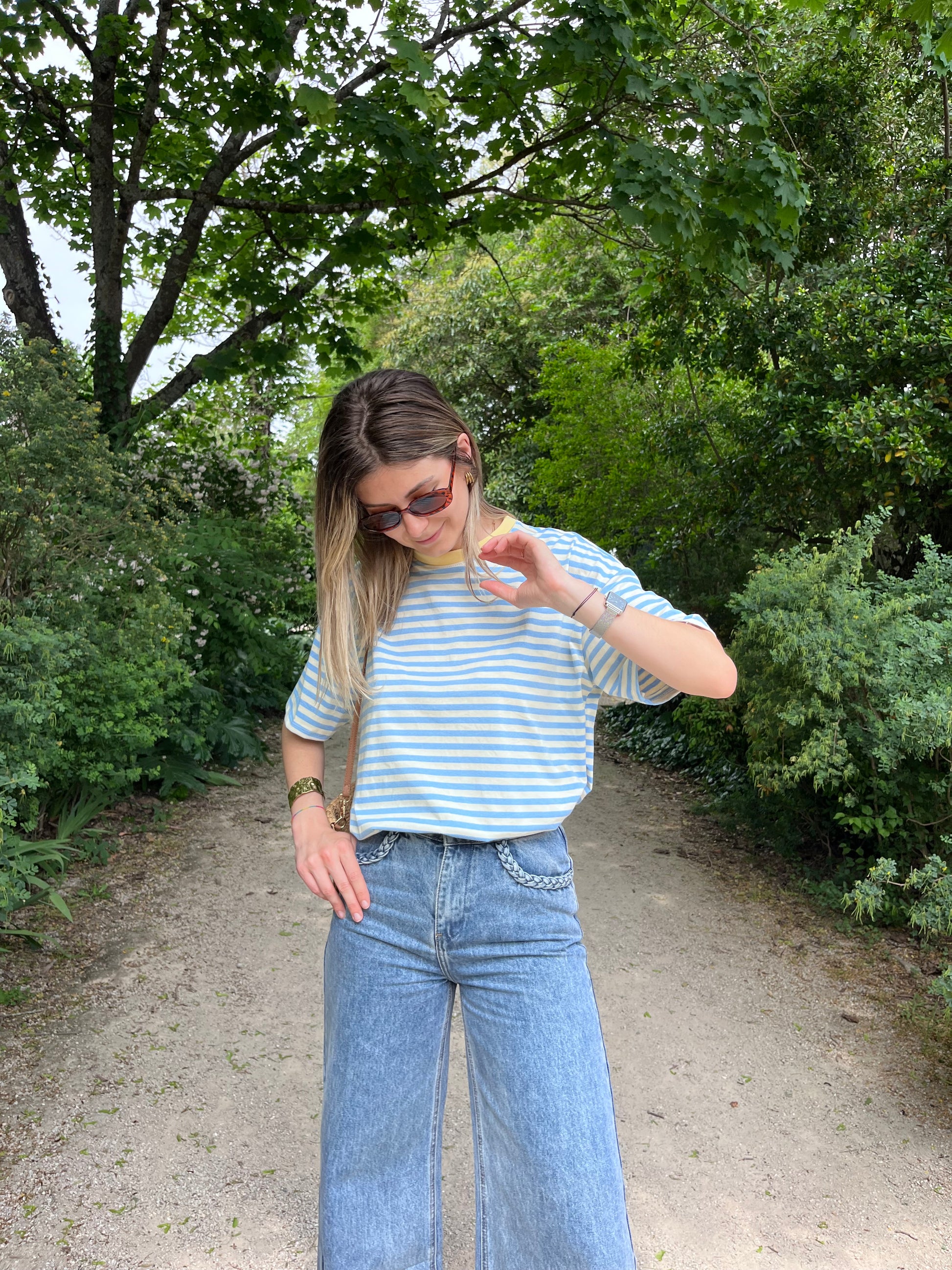Un t-shirt en coton doux aux rayures bleu et blanc, rehaussé d’un col jaune pour un look frais et tendance.