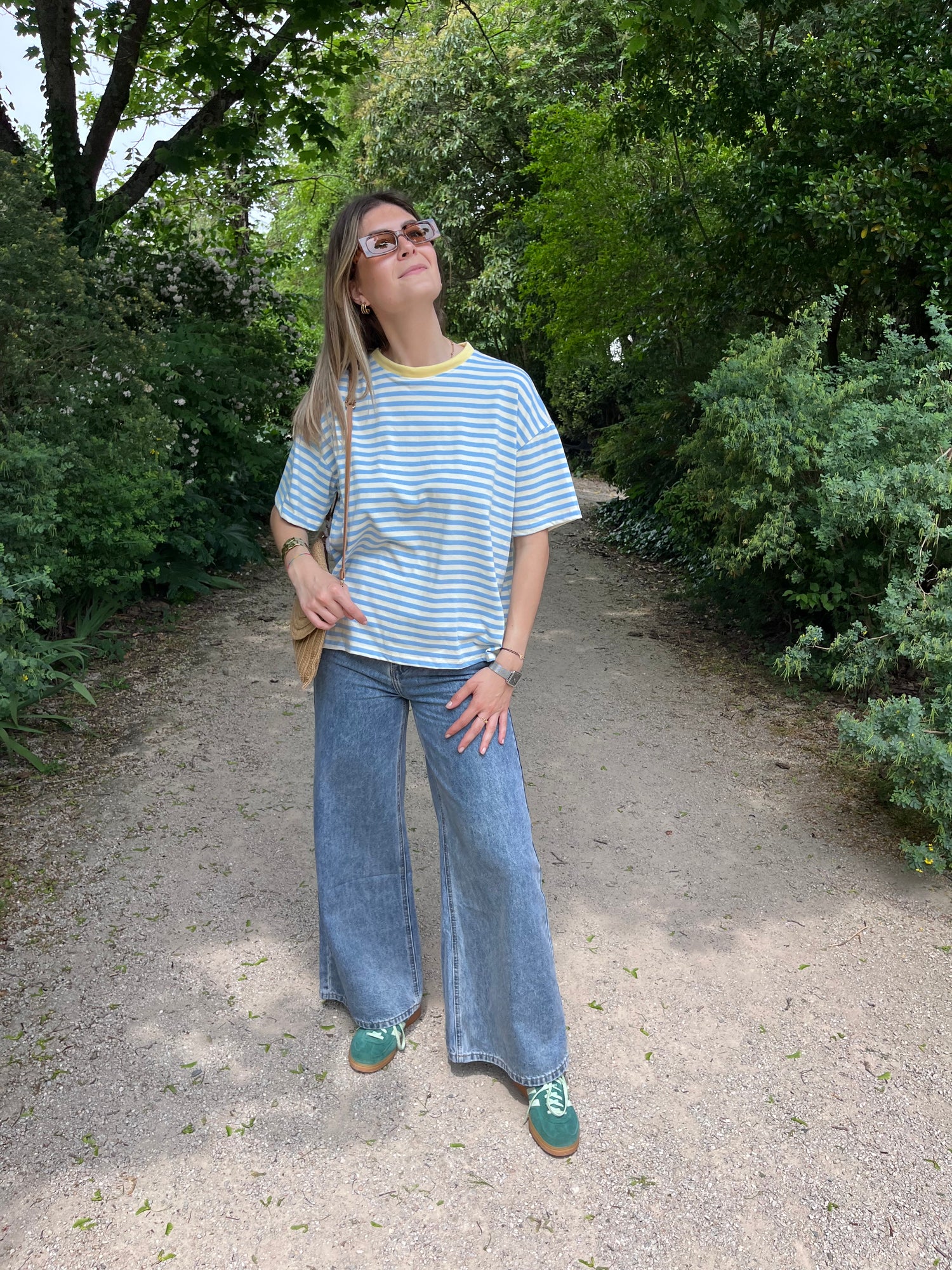 T-shirt femme rayé blanc et bleu en coton, avec col jaune pour une touche lumineuse et originale.