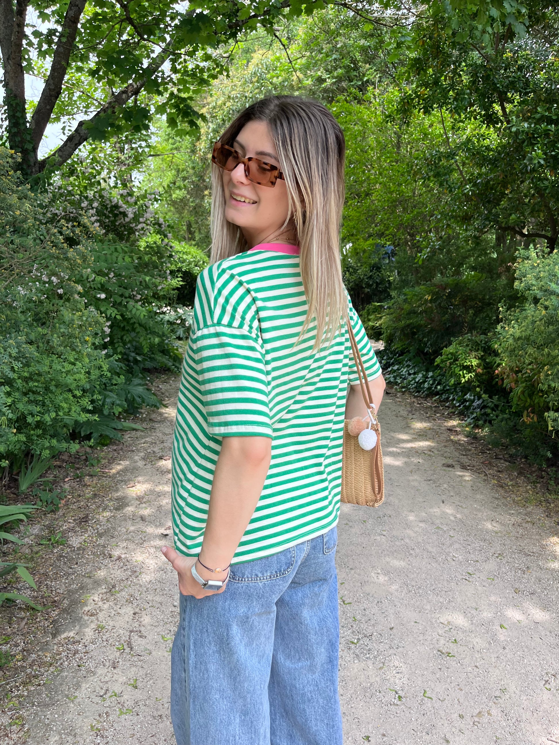 Un basique revisité : t-shirt manches courtes en coton, rayures vertes et blanches et col rose pour un look frais et stylé.