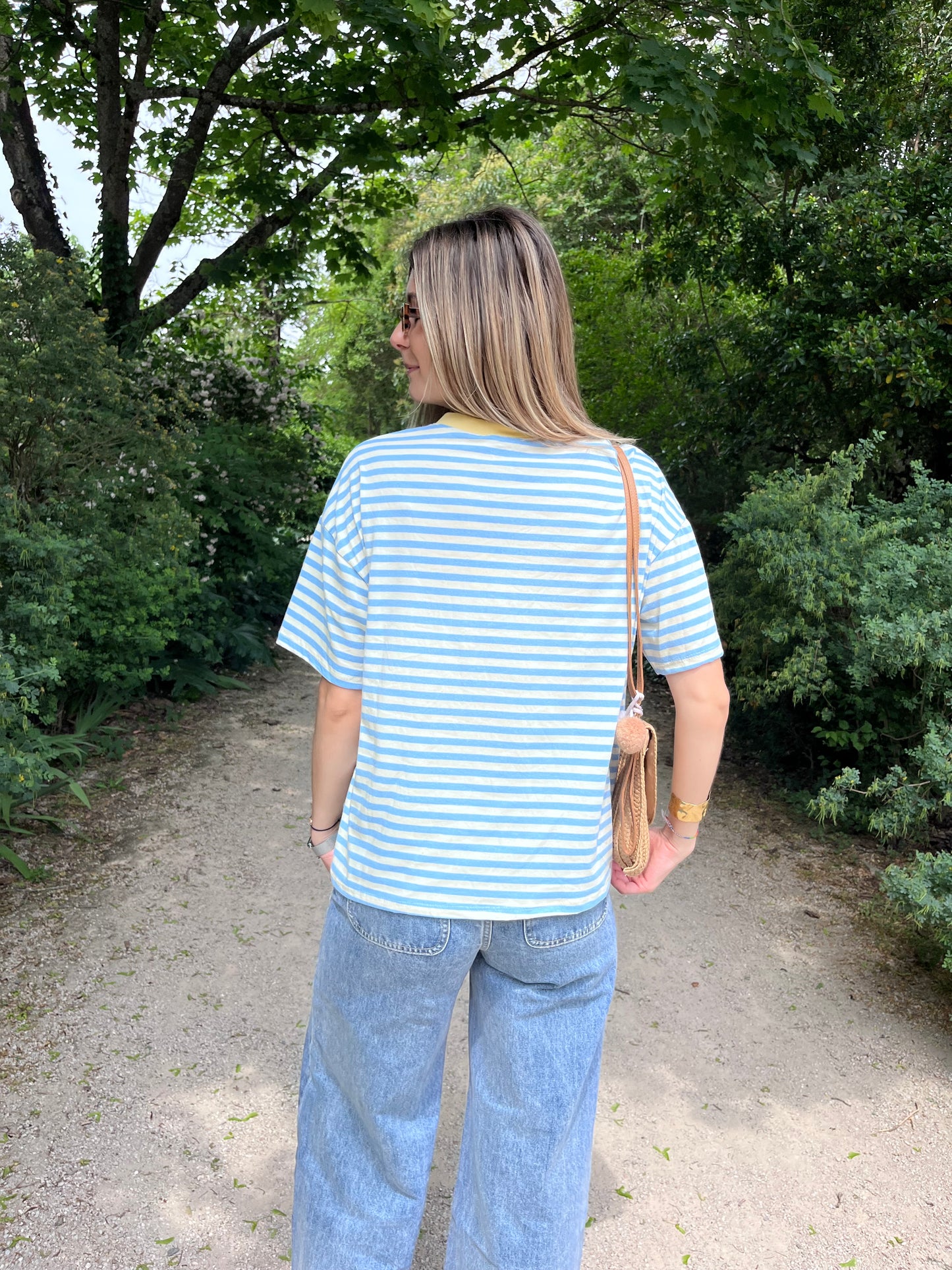 Basique revisité : t-shirt manches courtes rayé bleu et blanc avec col jaune pour une touche colorée pleine de style.