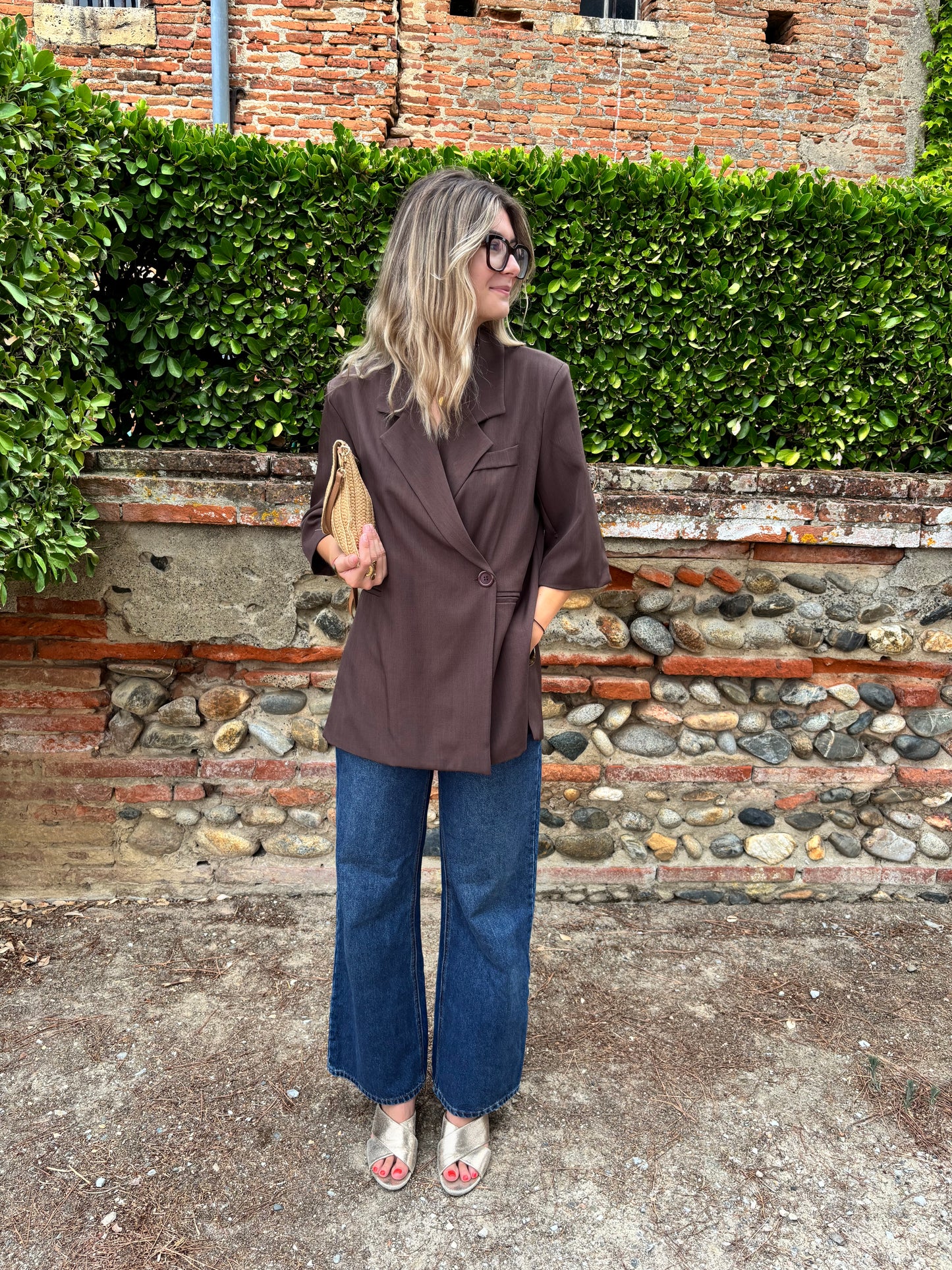 vest de couleur marron hyper tendance pour femme pour un look chic et decontracté 